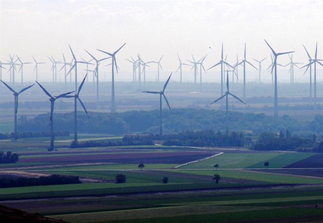 Klesajúca cena elektriny z vetra a slnka už dobieha existujúce jadrové reaktory